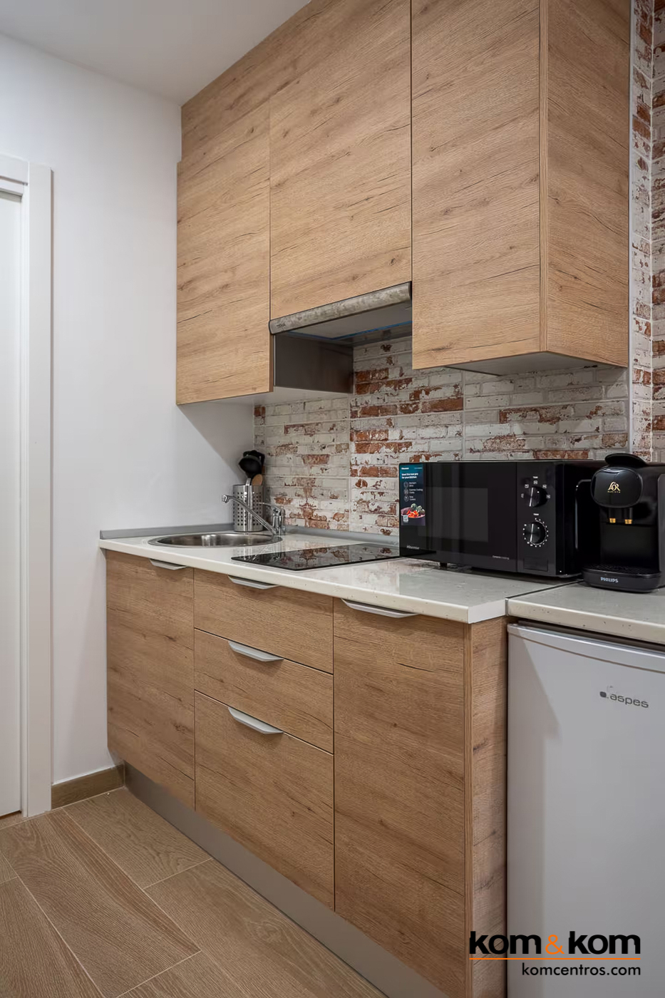 cocina peque&ntilde;a madera de apartamento tur&iacute;stico de Benidorm. Proyecto de amueblamiento.